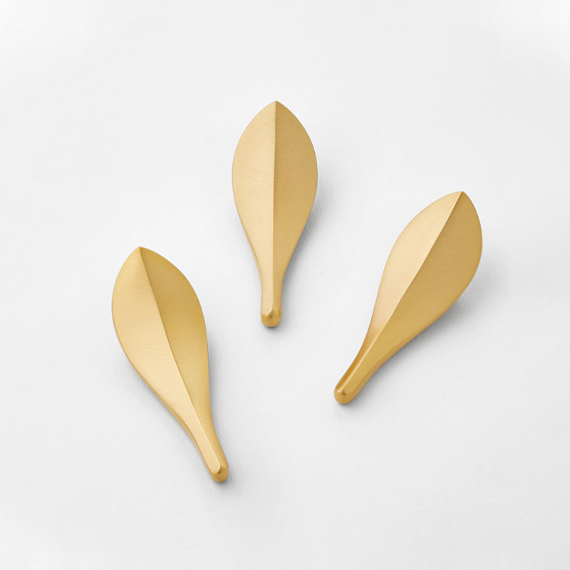 노르딕 Brass Glod Leaves Cabinet Door Wardrobe Handle 2pairs 가구 손잡이 손잡이 두 개의 구멍 고정 스퀴를 장착
